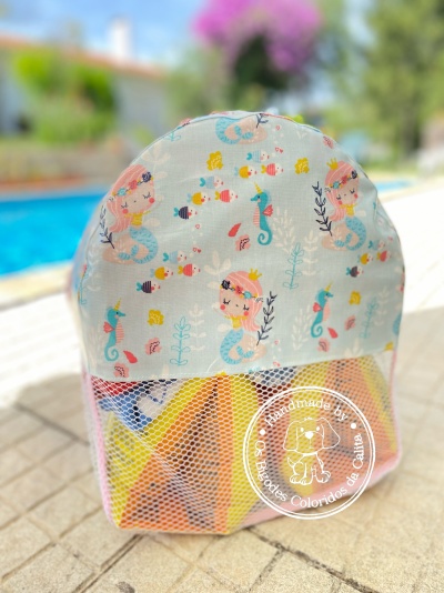 Mochila infantil com estampa de sereias e peixes e detalhe em rede