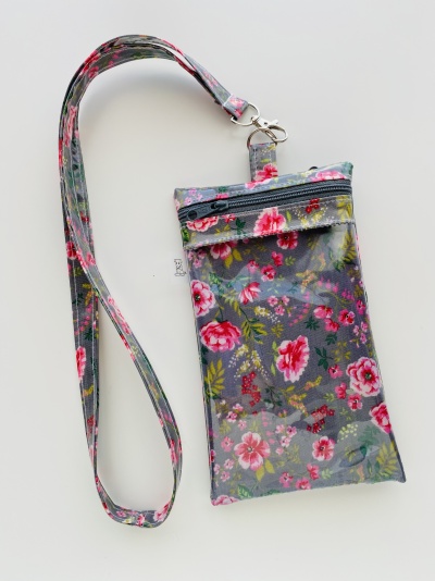 Bolsa pequena cinza com padrão floral colorido e alça fina