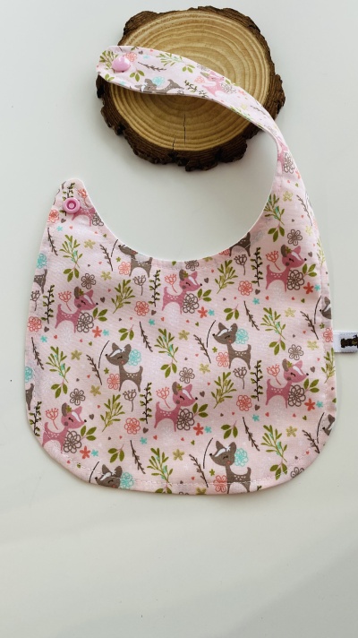 Babete de tecido com padrão de veados e flores coloridas