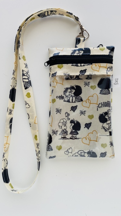 Bolsa pequena com cordão em tecido bege com desenhos de crianças e corações