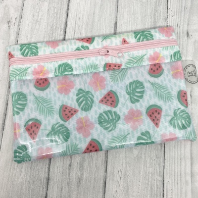 Bolsa transparente com padrão de melancia, folhas verdes e flores cor-de-rosa