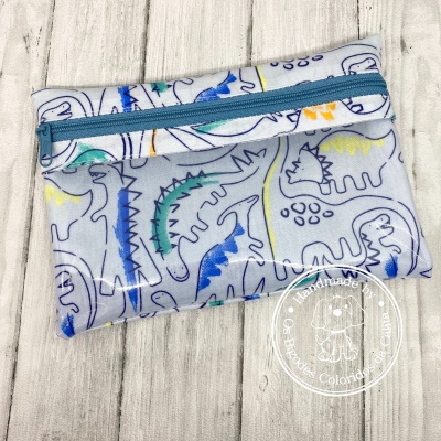 Bolsa de tecido com padrão de dinossauros e fecho azul