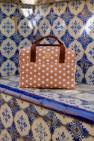 Mala castanho claro com bolinhas brancas e pegas castanhas em azulejos portugueses