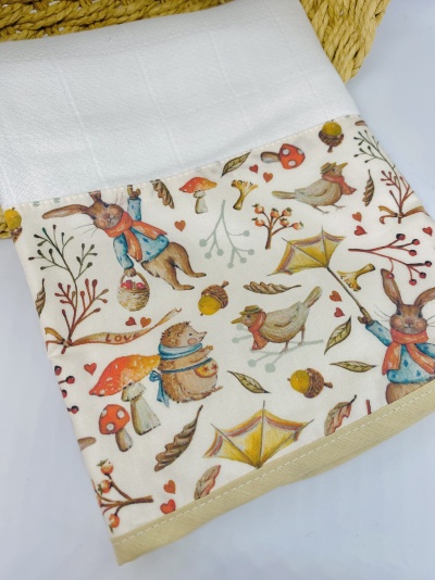 Fralda de pano com estampado infantil colorido e base branca