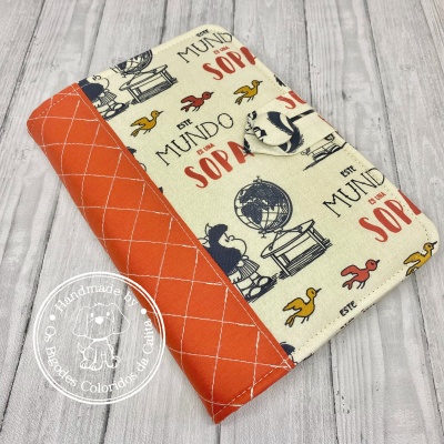 Capa de livro de tecido com estampado colorido e fecho