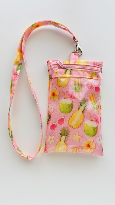Bolsa pequena rosa com padrão de frutas tropicais e alça longa