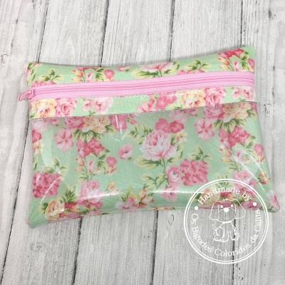 Estojo floral verde com fecho rosa