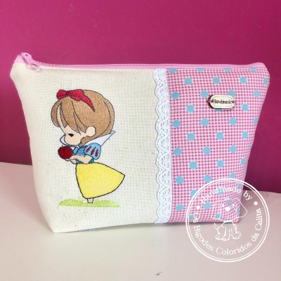 Estojo pequeno rosa e branco com bordado de menina estilo Branca de Neve e etiqueta Handmade
