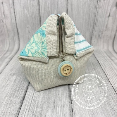 bolsa pequena em tecido cru com padrão azul e botão de madeira