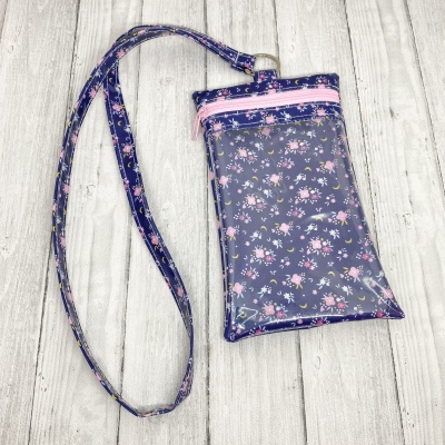Bolsa pequena azul escura com padrão floral e fecho rosa