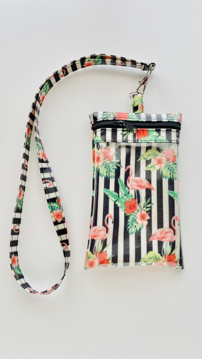 Bolsa com padrão de listas pretas e brancas, flamingos e flores tropicais com cordão
