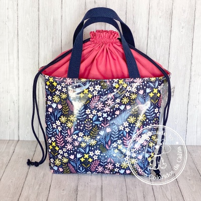 Bolsa azul escura com flores coloridas e interior rosa