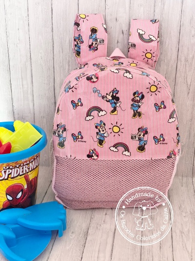 Mochila infantil rosa com estampas da Minnie e bolso de rede cor-de-rosa