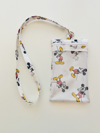 Carteira ou porta-cartões branco com padrão Mickey Mouse colorido e alça longa estampada