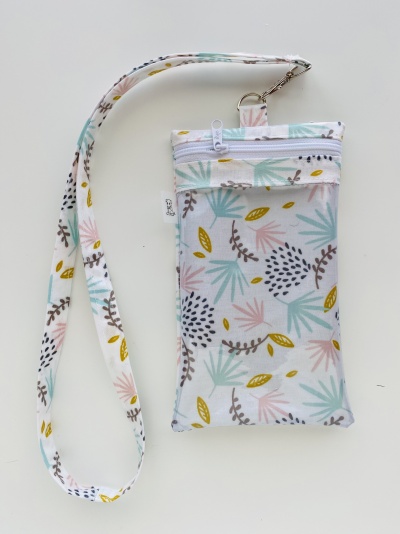 Bolsa pequena com padrão floral e alça para o pescoço