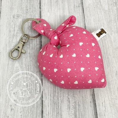 Porta-chaves coração rosa com corações brancos e mosquetão