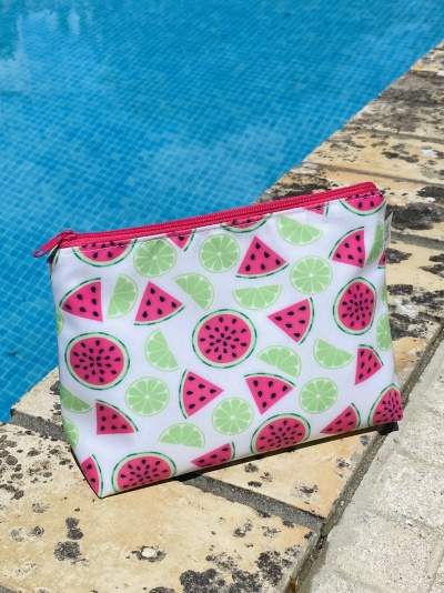 Bolsa com padrão de melancias e limas junto a piscina
