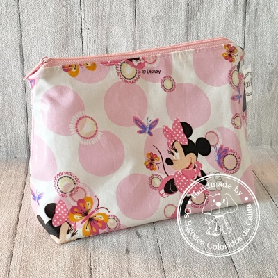 Necessaire rosa com estampa da Minnie Mouse e borboletas em tecido