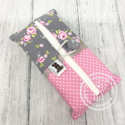 Estojo de tecido para lenços com padrão flores rosa e bolinhas brancas