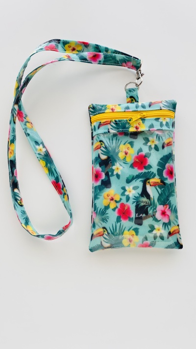 Bolsa pequena azul com padrão floral e alça comprida.
