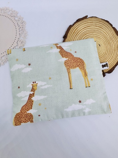 Capa de tecido verde com estampado de girafas, estrelas e nuvens