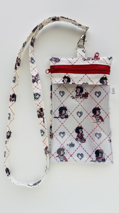 Bolsa de tecido com padrão da Mafalda, fecho vermelho e alça de pescoço.