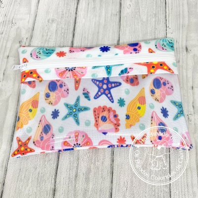 Bolsa transparente com padrão de conchas e estrelas-do-mar coloridas