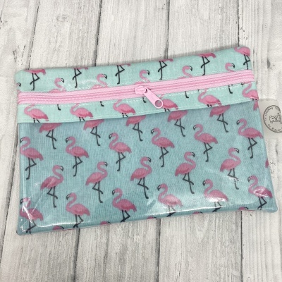 Bolsa ou estojo com padrão de flamingos rosa sobre fundo azul claro