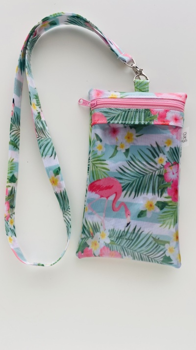 Carteira com padrão tropical de flamingos, folhas e flores, com fecho rosa e tirante para pendurar