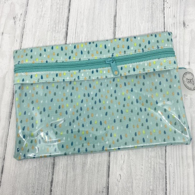 Estojo bolso retangular com padrão de gotas coloridas e fecho azul