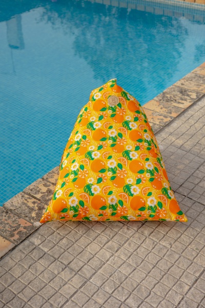Almofada colorida junto à piscina
