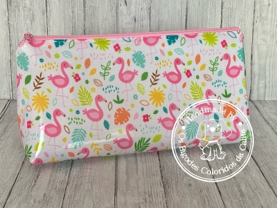 Estojo de tecido branco com padrão de flamingos rosa e flores coloridas com fecho rosa