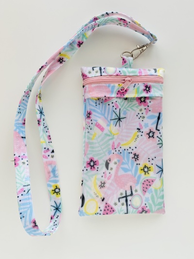 Bolsa pequena laminada com cordão estampado colorido e fecho rosa