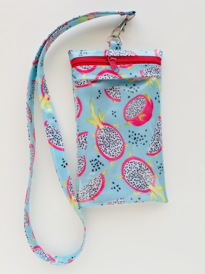 Bolsa pequena azul com padrão de frutas do dragão e fecho vermelho