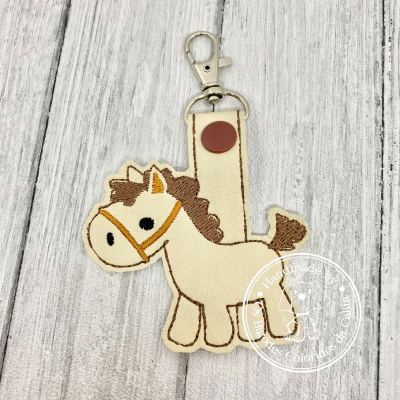 Chaveiro em pele sintética em forma de cavalo com argola metálica