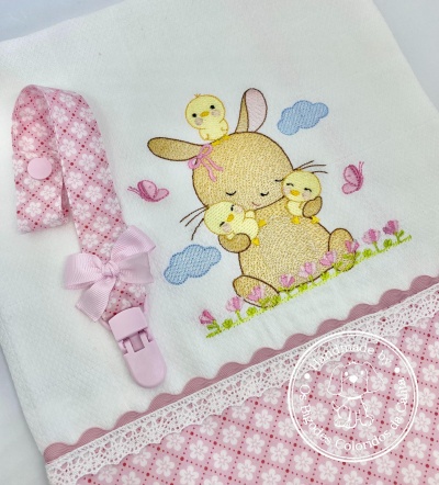 Fralda branca com bordado de coelho e patinhos, decorada com flores e fita rosa