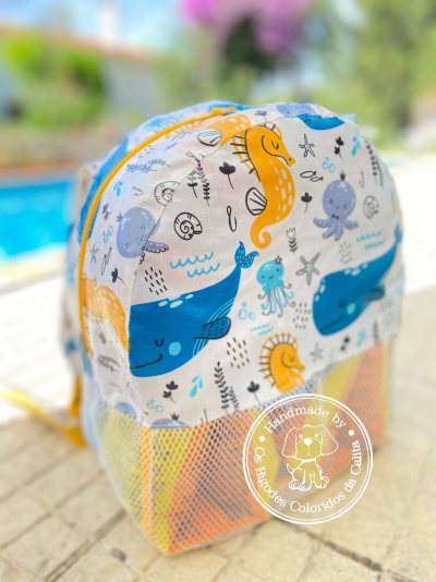mochila infantil com estampado de animais marinhos e parte inferior em rede
