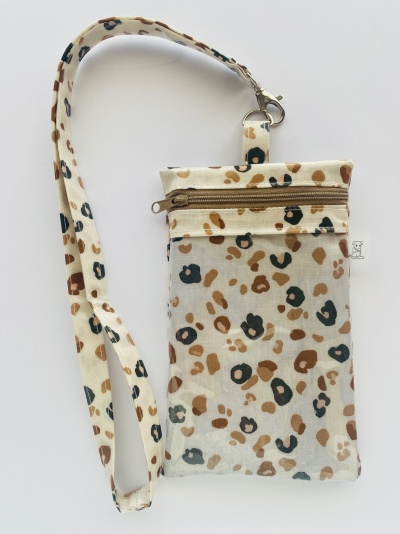 Bolsa pequena com padrão animal print em tons castanho, bege e preto, com fecho e alça, em fundo branco.
