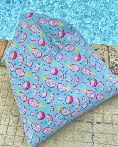 almofada azul com padrão de fruta do dragão perto de piscina
