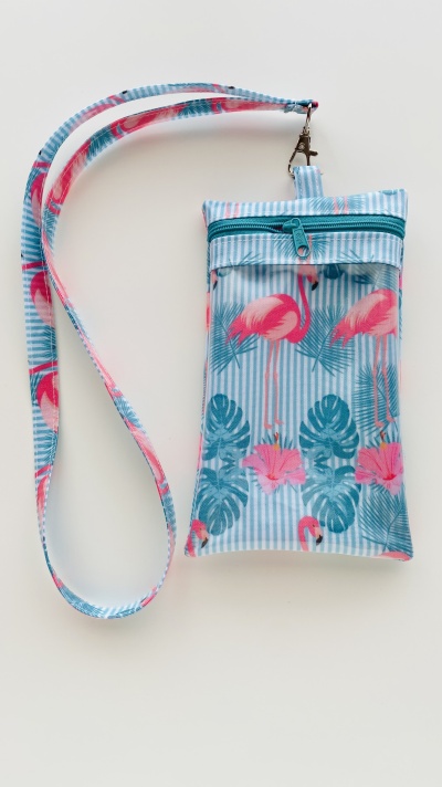 Bolsa pequena com padrão de flamingos cor-de-rosa e folhas verdes
