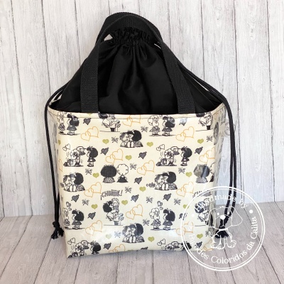 Bolsa de tecido com padrão de banda desenhada e fecho com cordão preto