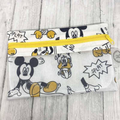 Estojo branco com personagens Disney em preto e amarelo e fecho amarelo