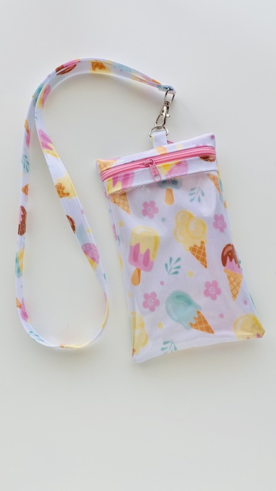 Bolsa pequena branca com padrão de gelados coloridos e zíper rosa