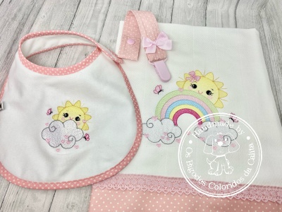 Babete e toalha branco com bordado de sol, nuvem, arco-íris e corações, com detalhes cor-de-rosa de bolinhas