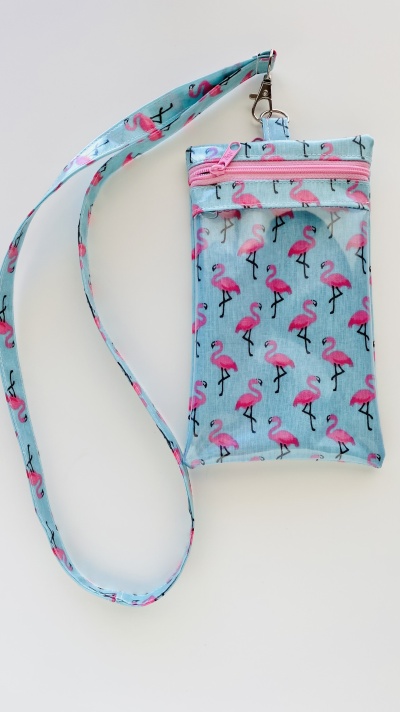 Bolsa azul clara com padrão de flamingos cor-de-rosa com fecho rosa e alça correspondente