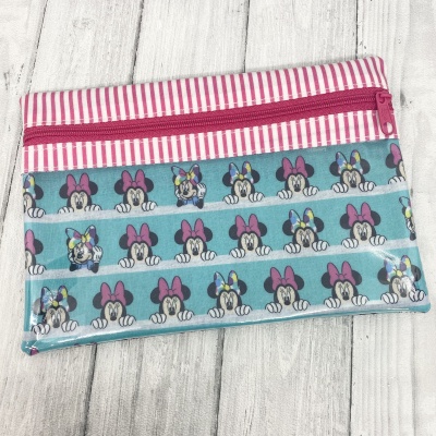 Estojo retangular com padrões rosa e azul da Minnie Mouse