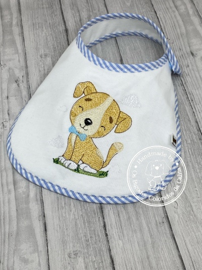 Babete branco com bordado de cãozinho e contorno azul às riscas