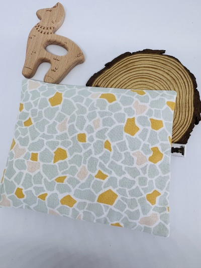 Mala de tecido estampado com brinquedo de madeira e pedaço de madeira rústica