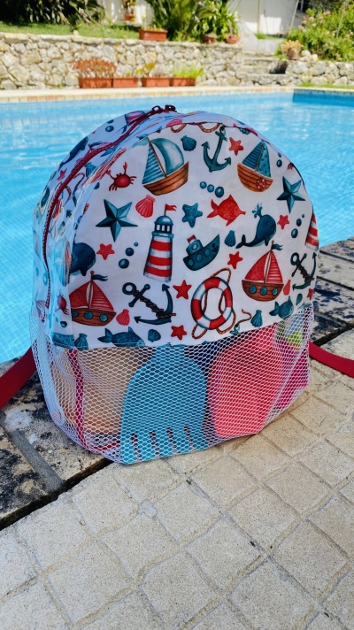 mochila infantil com tema náutico colorido próxima a piscina