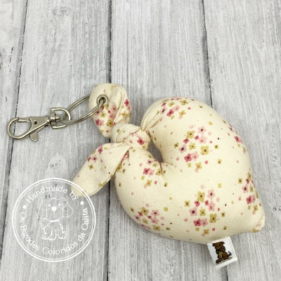 Chaveiro coração floral creme com mosquetão metálico